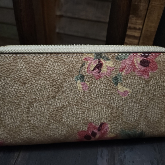 COACH Signature Canvas long zip around flower Wallet MINT ! - Picture 3 of 8